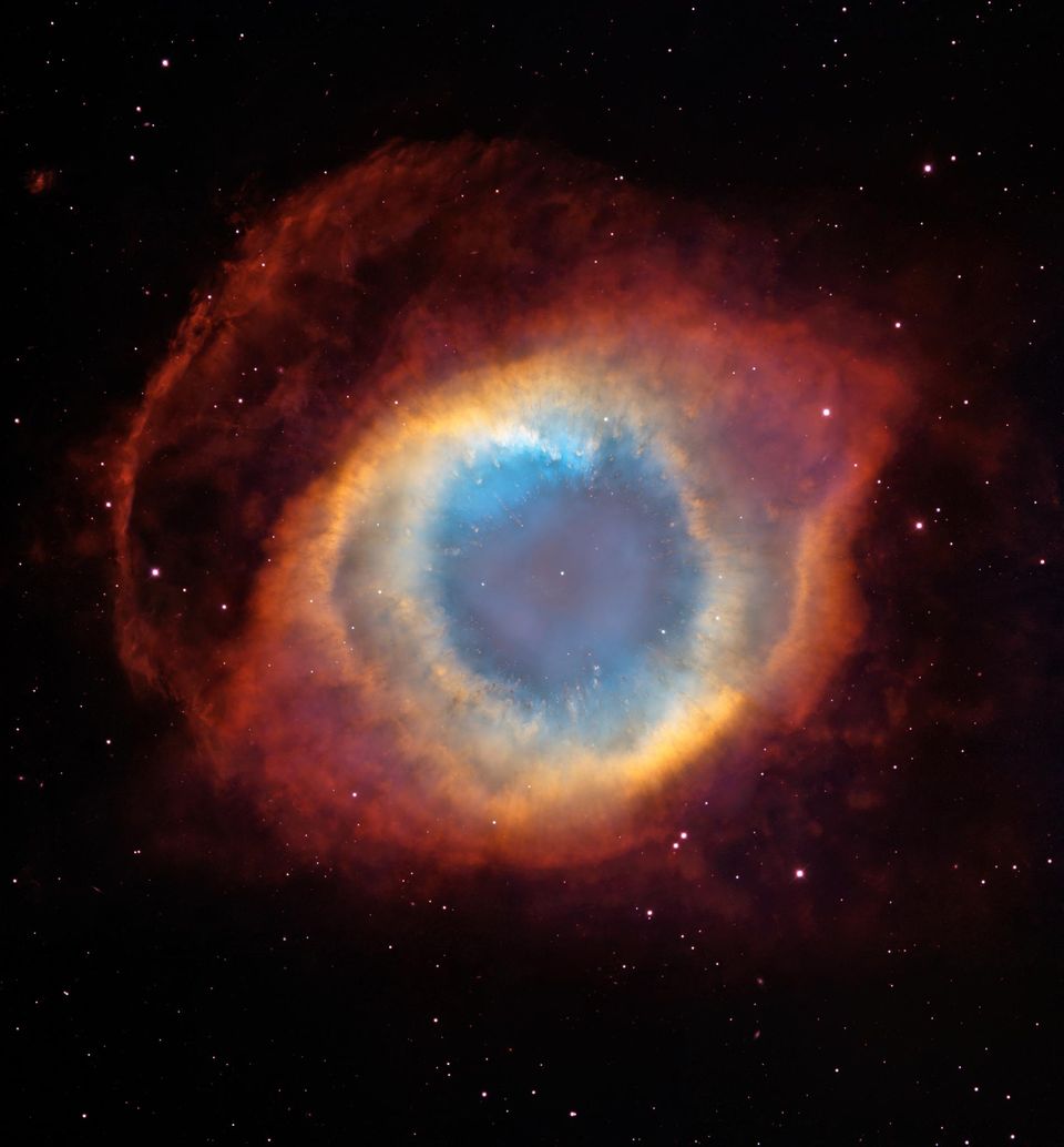 Astronomie: Der Helixnebel entstand bei einer Supernova: Die äußere Hülle des Sterns breitet sich seitdem ins Universum aus, im Inneren bleib ein Überrest, ein Weißer Zwerg Der Helixnebel entstand bei einer Supernova: Die äußere Hülle des Sterns breitet sich seitdem ins Universum aus, im Inneren bleib ein Überrest, ein Weißer Zwerg