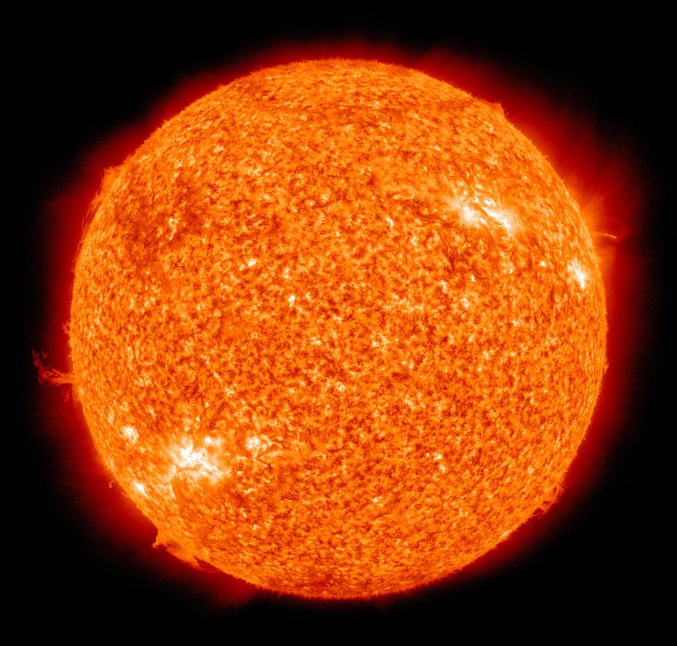 Astronomie: Unsere Sonne zählt zu den eher kleineren Sternen. Dadurch aber verbrennt sie ihren Brennvorrat langsamer und bietet der Erde über längere Zeit eine für Leben angenehme Temperatur Unsere Sonne zählt zu den eher kleineren Sternen. Dadurch aber verbrennt sie ihren Brennvorrat langsamer und bietet der Erde über längere Zeit eine für Leben angenehme Temperatur