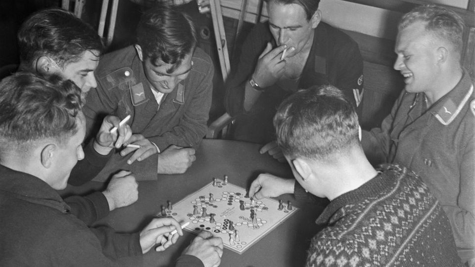 Erfunden in Indien: Populär wurde das Spiel im Ersten Weltkrieg, doch auch die Soldaten des Zweites Weltkrieges vertreiben sich mit "Mensch ärgere dich nicht" auf dem Lazarettschiff "Wilhelm Gustloff" die Zeit Populär wurde das Spiel im Ersten Weltkrieg, doch auch die Soldaten des Zweites Weltkrieges vertreiben sich mit "Mensch ärgere dich nicht" auf dem Lazarettschiff "Wilhelm Gustloff" die Zeit