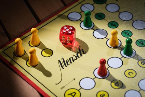 "Mensch ärgere dich nicht" gehört zu den Klassikern unter den deutschen Brettspielen. Ursprünglich stammt das Spielprinzip allerdings aus Indien