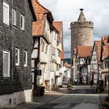 Gasse in der historischen Altstadt von Alsfeld mit Leonardsturm