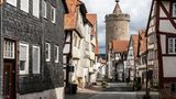 Gasse in der historischen Altstadt von Alsfeld mit Leonardsturm