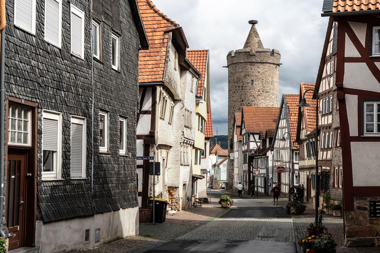 Alsfeld, Hessen Gasse in der historischen Altstadt von Alsfeld mit Leonardsturm