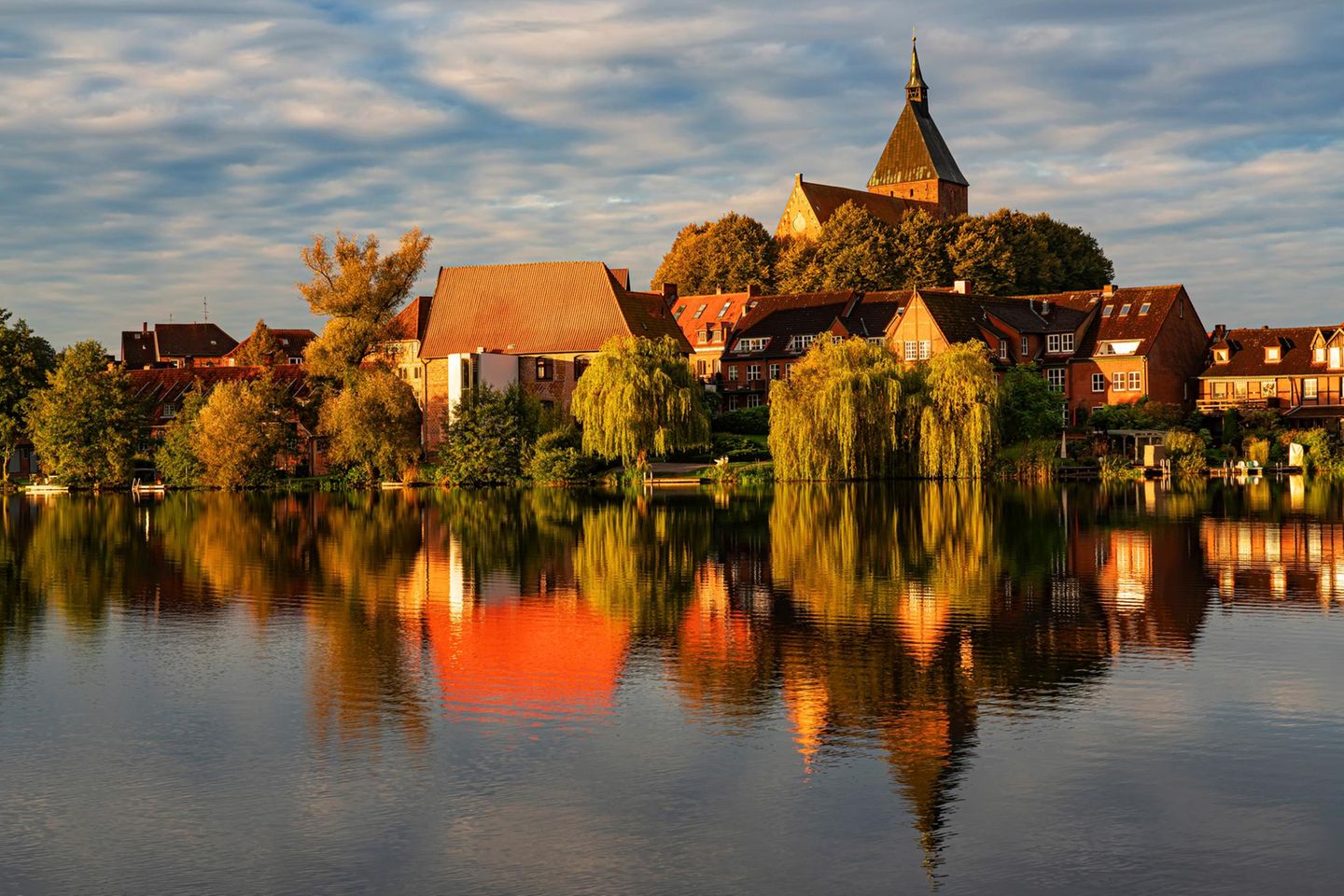 Mölln, Schleswig-Holstein Morgenimpression in der Möllner Altstadt am Schulsee