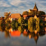 Morgenimpression in der Möllner Altstadt am Schulsee