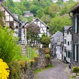 Deutschland, Nordrhein-Westfalen, Monschau, Gasse zwischen historischen Stadthäusern