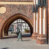 Historisches Rathaus Tangermünde, Gerichtslaube mit Grete-Minde-Denkmal