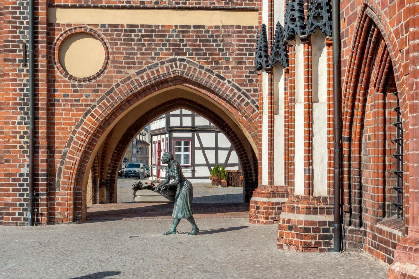 Historisches Rathaus Tangermünde, Gerichtslaube mit Grete-Minde-Denkmal