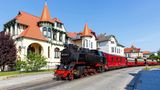 Dampfzug der Bäderbahn Molli Eisenbahn Bahn Dampflokomotive in Bad Doberan,Deutschland.