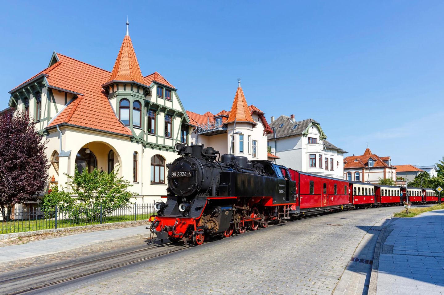 Dampfzug der Bäderbahn Molli Eisenbahn Bahn Dampflokomotive in Bad Doberan,Deutschland.