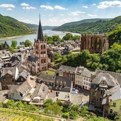 Bacharach mit der Evangelischen Kirche St. Peter, der Ruine der gotischen Wernerkapelle und der Rhein von oben gesehen, Welterbe Oberes Mittelrheintal, Rheinland-Pfalz, Deutschland