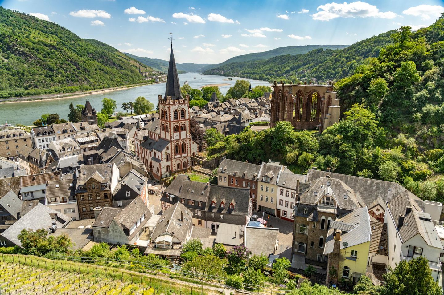 Bacharach mit der Evangelischen Kirche St. Peter, der Ruine der gotischen Wernerkapelle und der Rhein von oben gesehen, Welterbe Oberes Mittelrheintal, Rheinland-Pfalz, Deutschland