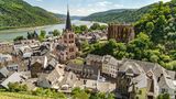 Bacharach mit der Evangelischen Kirche St. Peter, der Ruine der gotischen Wernerkapelle und der Rhein von oben gesehen, Welterbe Oberes Mittelrheintal, Rheinland-Pfalz, Deutschland