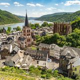 Bacharach mit der Evangelischen Kirche St. Peter, der Ruine der gotischen Wernerkapelle und der Rhein von oben gesehen, Welterbe Oberes Mittelrheintal, Rheinland-Pfalz, Deutschland