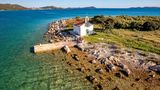 Insel Sveta Justina mit der Kirche von St. Justina aus der Luft gesehen, Pakostane, Kroatien