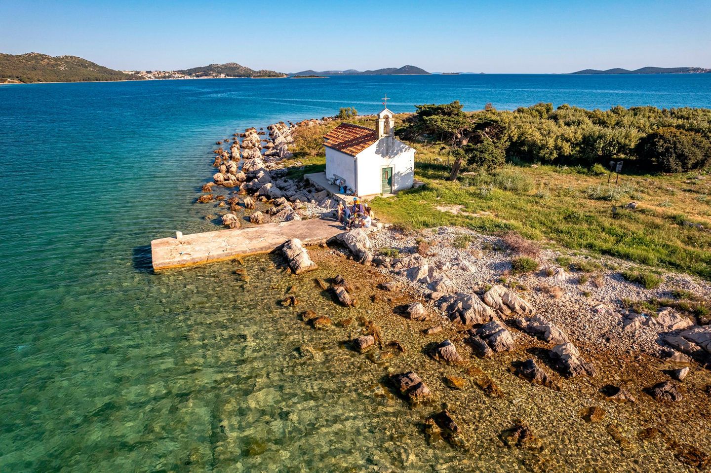 Insel Sveta Justina mit der Kirche von St. Justina aus der Luft gesehen, Pakostane, Kroatien