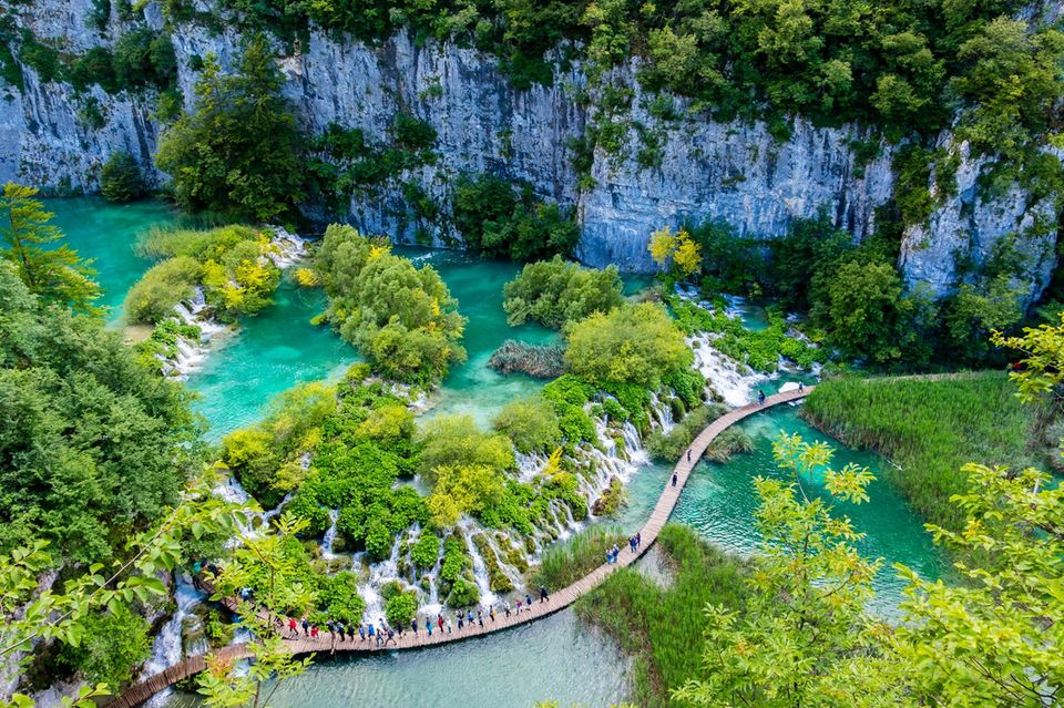 Wasserfälle und Wanderweg im Nationalpark Plitvicer Seen, Norddalmatien 1.3333