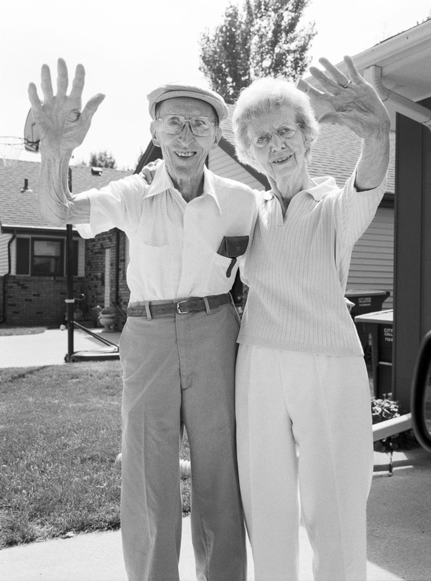 Abschied nehmen, USA A man and a woman are waving goodbye