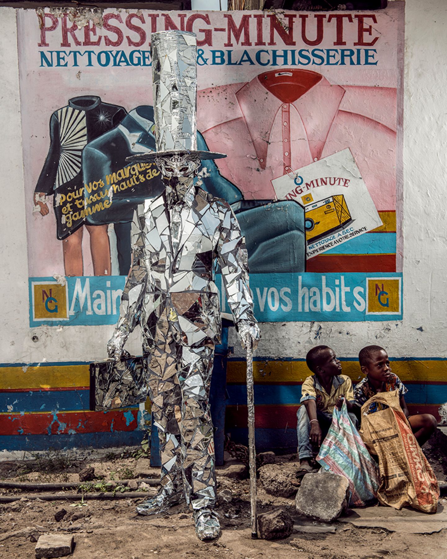 Der Spiegelmann, Kinshasa Ein Mann in einem Spiegelkostüm auf der Strasse