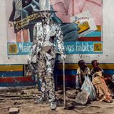 Ein Mann in einem Spiegelkostüm auf der Strasse