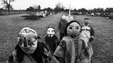 Eine Gruppe Kinder trägt Masken