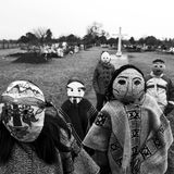 Eine Gruppe Kinder trägt Masken