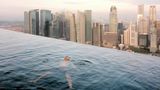 Eine Person schwimmt im Infinity Pool