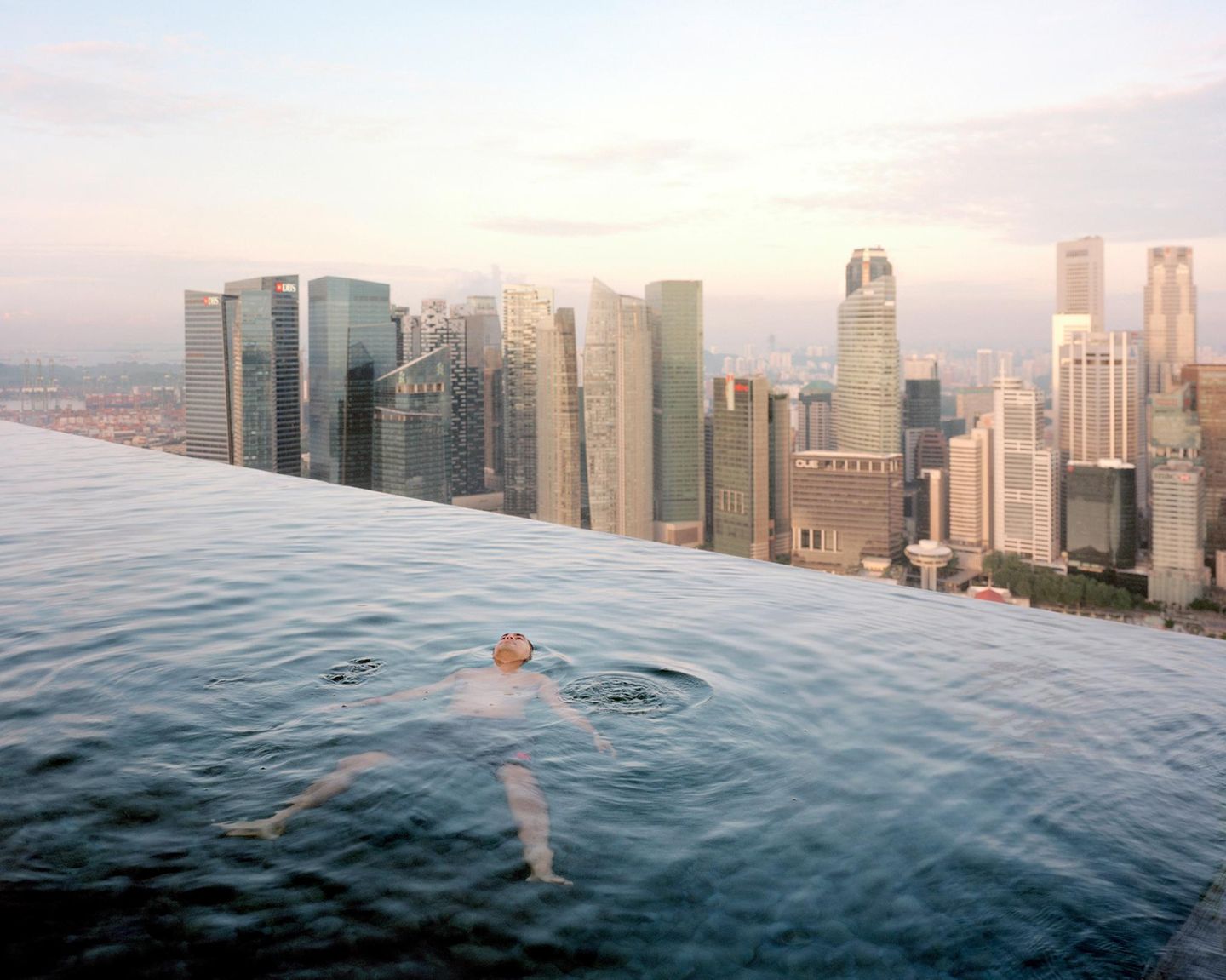 Eine Person schwimmt im Infinity Pool