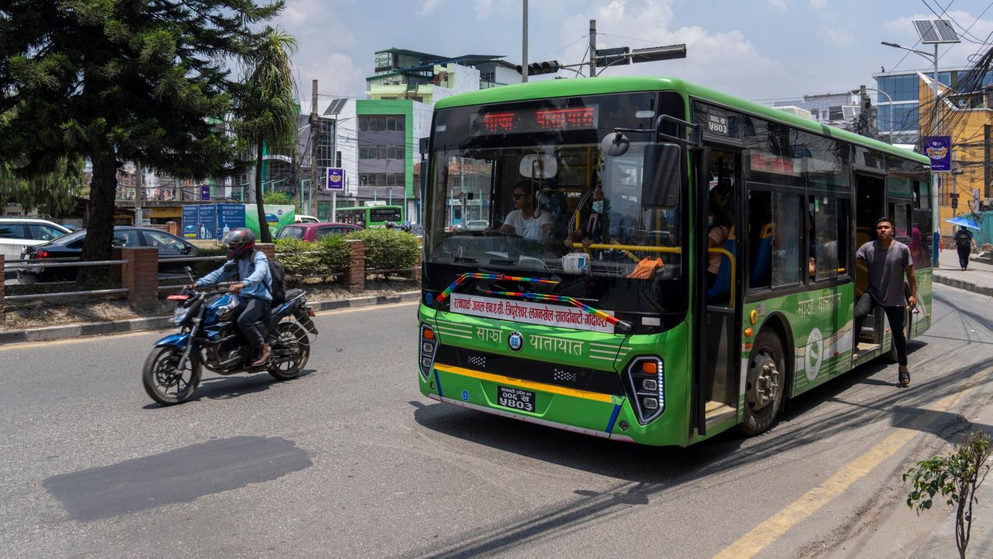 Ein elektrischer Bus wartet auf Passagiere in Kathmandu. Wenn es der Stadt gelingt, den Smog zu reduzieren, könnten ihre Bewohner laut einer Studie durchschnittlich bis zu 2,6 Jahre länger leben. 