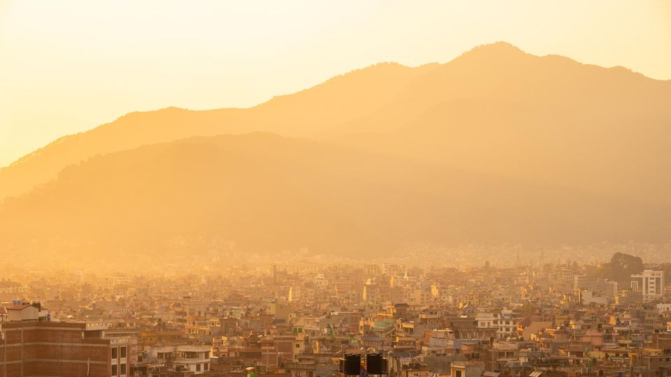 Mobilitätswende: Smog in Kathmandu. Die Stadt liegt in einem Tal. Deswegen kann die schlechte Luft kaum entweichen Smog in Kathmandu. Die Stadt liegt in einem Tal. Deswegen kann die schlechte Luft kaum entweichen