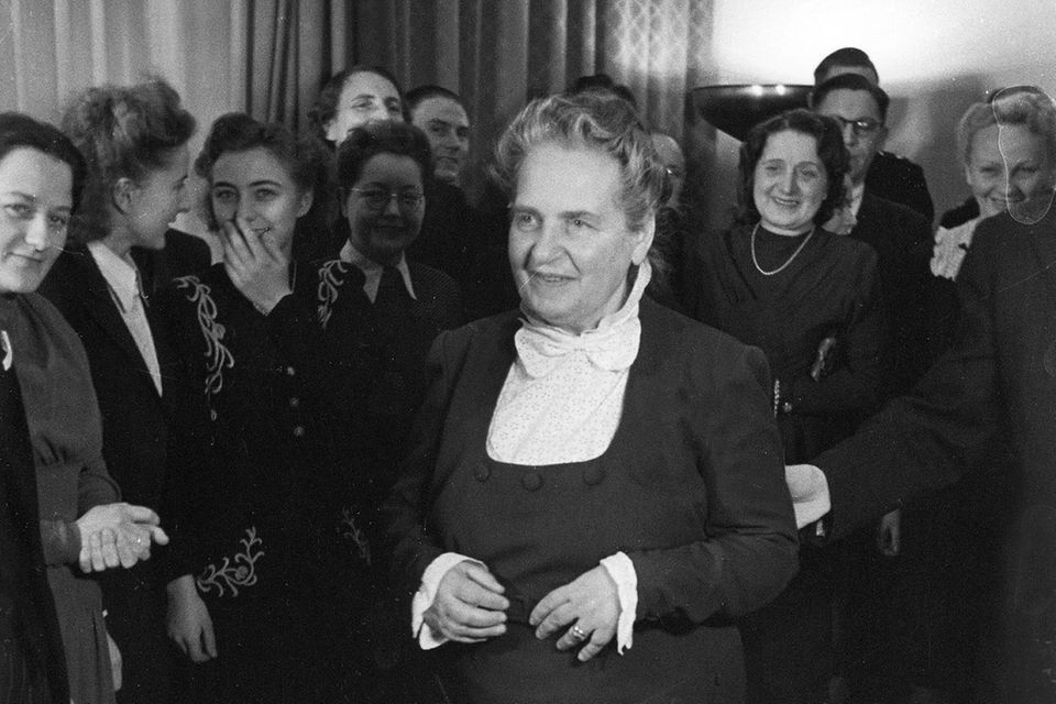 Als Tochter aus gutem Haus war Elly Heuss-Knapp an Repräsentationsaufgaben gewöhnt. Die Rolle der "First Lady" flößte ihr dennoch Respekt ein. Hier nimmt sie auf der "Viktorshöhe", dem Wohnsitz des Bundespräsidenten, die Neujahrsglückwünsche der Hausangestellten entgegen 0.6753