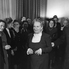 Als Tochter aus gutem Haus war Elly Heuss-Knapp an Repräsentationsaufgaben gewöhnt. Die Rolle der "First Lady" flößte ihr dennoch Respekt ein. Hier nimmt sie auf der "Viktorshöhe", dem Wohnsitz des Bundespräsidenten, die Neujahrsglückwünsche der Hausangestellten entgegen