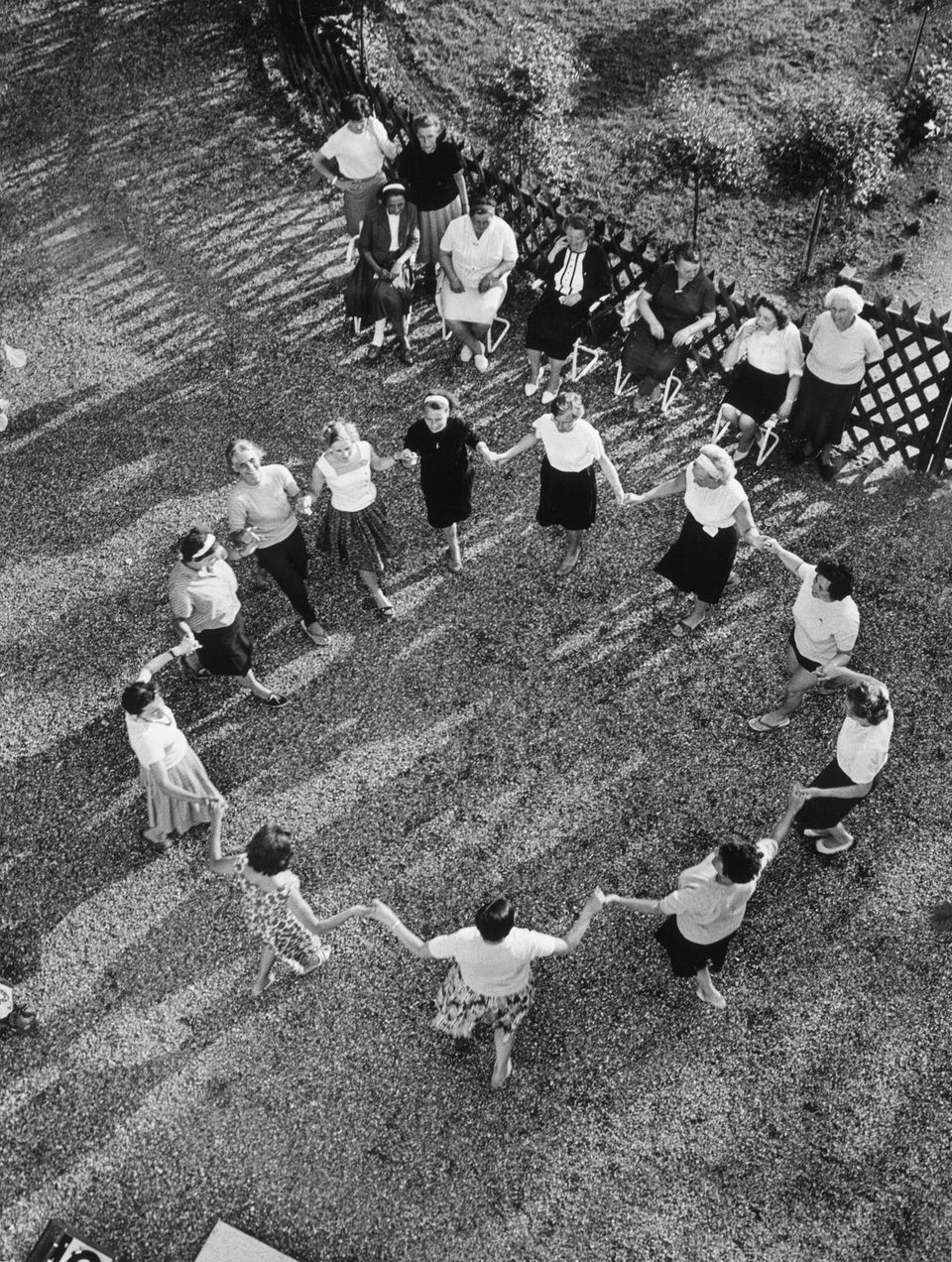 Müttergenesungswerk: Ostsee - Frauen beim Frühsport, Müttergenesungswerk in Dahmeshövel an der Ostsee, um 1952. Ostsee - Frauen beim Frühsport, Müttergenesungswerk in Dahmeshövel an der Ostsee, um 1952.