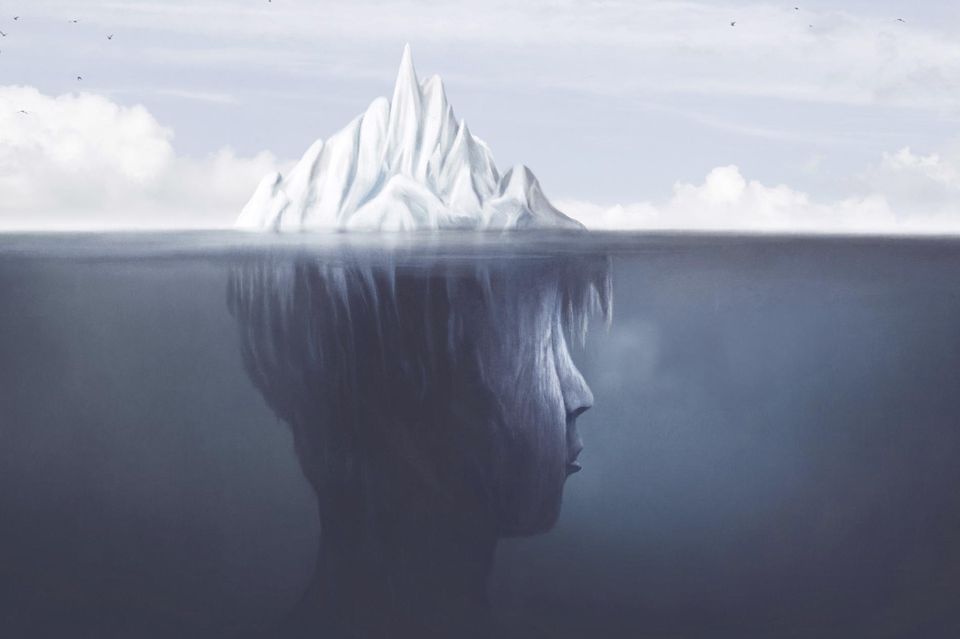 Eisberg, der unter Wasser ein Gesicht bildet 1.5004