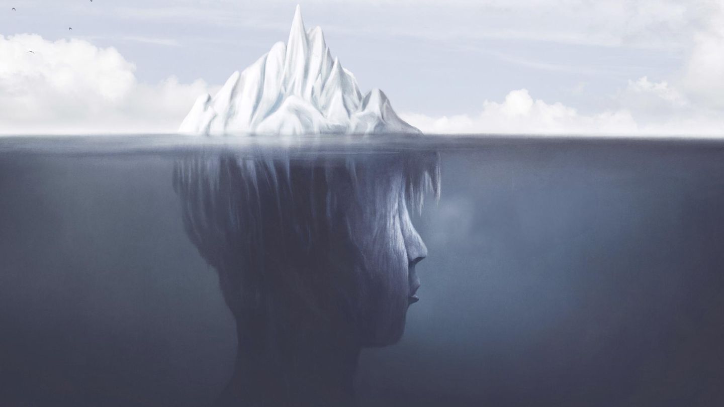 Eisberg, der unter Wasser ein Gesicht bildet