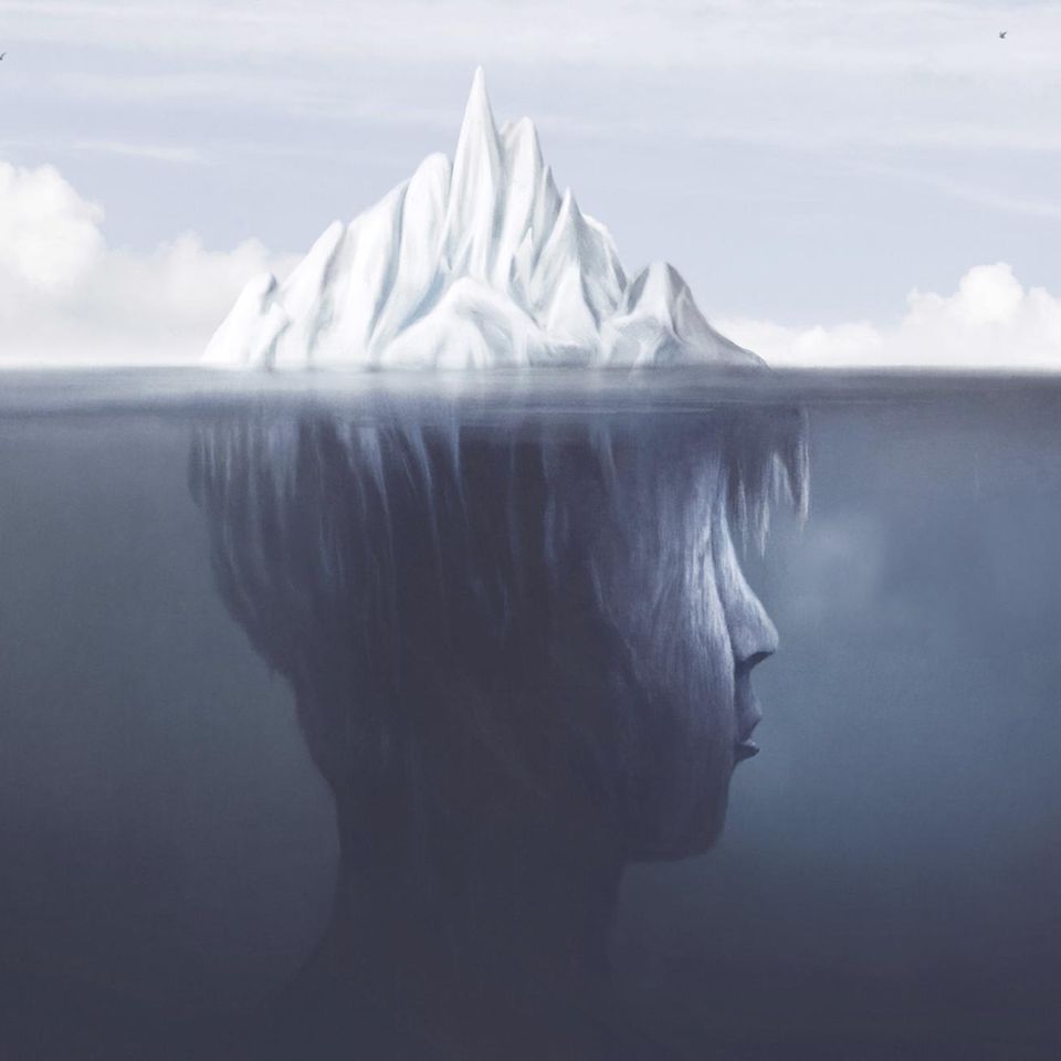 Eisberg, der unter Wasser ein Gesicht bildet