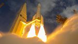 Seit 1979 begann fast jede wichtige Mission der ESA begann mit ihr, der Trägerrakete Ariane. Sie, die vom Weltraumbahnhof Kourou in Französisch-Guayana abhebt, ermöglicht Europa seinen eigenen Zugang zum Weltraum.  Mittlerweile fliegt die sechste Generation der Ariane (im Foto bei ihrem Jungfernflug 2024). Zwar kann dieses Modell preislich nicht ihrer stärksten Konkurrentin mithalten, der Trägerrakete Falcon 9 von SpaceX. Und doch bewahrt allein die Existenz der Ariane 6 Europa eine gewisse Unabhängigkeit gegenüber dem immer dominanter auftretenden, marktbeherrschenden US-Unternehmen von Elon Musk