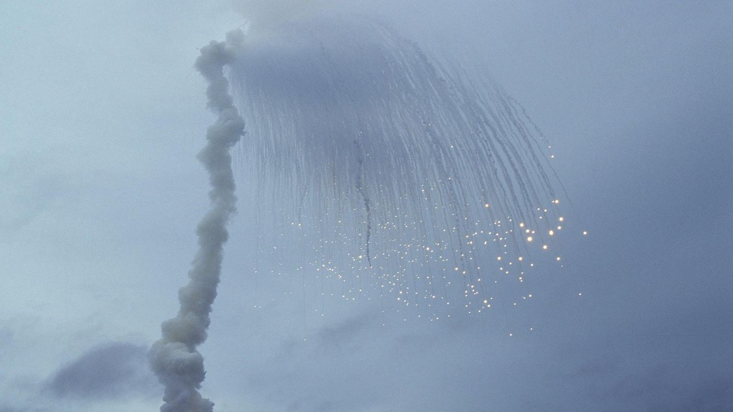 Der Wendepunkt Vor allem das Modell Ariane 5 hatte einen legendären Ruf: Sie galt als eine der sichersten Trägerraketen überhaupt. Doch diese Zuverlässigkeit war teuer erkauft. Denn ihr Jungfernflug 1996 endete in einer der größten Blamagen der ESA. Nach nur 40 Sekunden kam die Rakete vom Weg ab, woraufhin sie sich selbst zerstörte. Schuld war die Software, weshalb die Explosion als einer der teuersten Softwarefehler in die Geschichte einging: Mitsamt der vier wertvollen Forschungssatelliten an Bord kostete der Bug fast 300 Millionen Euro. Nach der Blamage überarbeite die ESA ihr Qualitätsmanagements. Mit enormem Erfolg: Von den anschließenden 114 Flügen waren 110 voll, drei weitere teils erfolgreich, nur einer fiel komplett aus. Als die Nasa 2021 das James Webb-Weltraumteleskop in den Weltraum schicken wollte, war daher klar, wem die US-Amerikaner das größte und teuerste Weltraumteleskop aller Zeiten vertrauensvoll in die Hände legen: der ESA. Und diese schickte James Webb wohlbehalten und zielsicher mit einer Ariane auf seine Reise