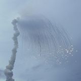 Vor allem das Modell Ariane 5 hatte einen legendären Ruf: Sie galt als eine der sichersten Trägerraketen überhaupt. Doch diese Zuverlässigkeit war teuer erkauft. Denn ihr Jungfernflug 1996 endete in einer der größten Blamagen der ESA. Nach nur 40 Sekunden kam die Rakete vom Weg ab, woraufhin sie sich selbst zerstörte. Schuld war die Software, weshalb die Explosion als einer der teuersten Softwarefehler in die Geschichte einging: Mitsamt der vier wertvollen Forschungssatelliten an Bord kostete der Bug fast 300 Millionen Euro.   Nach der Blamage überarbeite die ESA ihr Qualitätsmanagements. Mit enormem Erfolg: Von den anschließenden 114 Flügen waren 110 voll, drei weitere teils erfolgreich, nur einer fiel komplett aus. Als die Nasa 2021 das James Webb-Weltraumteleskop in den Weltraum schicken wollte, war daher klar, wem die US-Amerikaner  das größte und teuerste Weltraumteleskop aller Zeiten vertrauensvoll in die Hände legen: der ESA. Und diese schickte James Webb wohlbehalten und zielsicher mit einer Ariane auf seine Reise