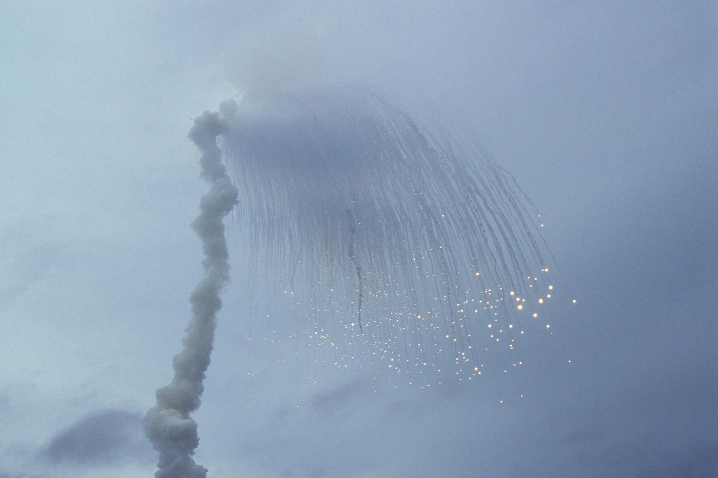 Der Wendepunkt Vor allem das Modell Ariane 5 hatte einen legendären Ruf: Sie galt als eine der sichersten Trägerraketen überhaupt. Doch diese Zuverlässigkeit war teuer erkauft. Denn ihr Jungfernflug 1996 endete in einer der größten Blamagen der ESA. Nach nur 40 Sekunden kam die Rakete vom Weg ab, woraufhin sie sich selbst zerstörte. Schuld war die Software, weshalb die Explosion als einer der teuersten Softwarefehler in die Geschichte einging: Mitsamt der vier wertvollen Forschungssatelliten an Bord kostete der Bug fast 300 Millionen Euro. Nach der Blamage überarbeite die ESA ihr Qualitätsmanagements. Mit enormem Erfolg: Von den anschließenden 114 Flügen waren 110 voll, drei weitere teils erfolgreich, nur einer fiel komplett aus. Als die Nasa 2021 das James Webb-Weltraumteleskop in den Weltraum schicken wollte, war daher klar, wem die US-Amerikaner das größte und teuerste Weltraumteleskop aller Zeiten vertrauensvoll in die Hände legen: der ESA. Und diese schickte James Webb wohlbehalten und zielsicher mit einer Ariane auf seine Reise