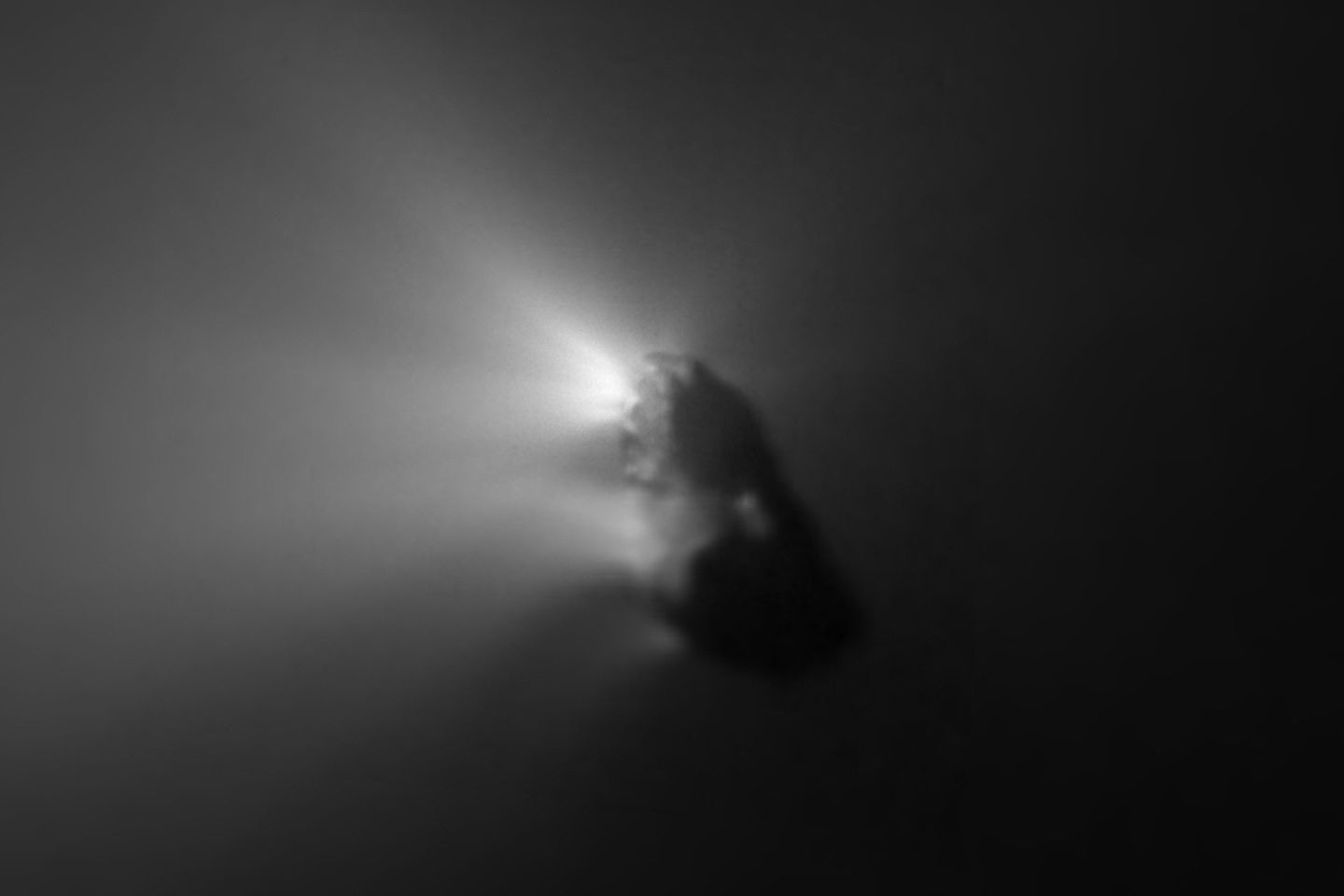 Im Schweif des Kometen Alle 75 Jahre kommt der wohl berühmteste Komet, der Halleysche, der Erde nahe. Sein bislang letzter Besuch 1986 war entsprechend eine Jahrhundertchance, ihn zu untersuchen. Und die ESA nutzte ihn: Bis auf 596 Kilometer kam ihre Sonde Giotto dem Kometen nahe und fotografierte ihn. Er, der vorher als "Schweifstern" die gängige Darstellung des Sterns von Bethlehem inspirierte, entpuppte sich nun als kartoffelförmiger Brocken. So nah kam Giotto dem Kometen, dass sie von seinen ausströmenden Staubpartikeln getroffen wurde: Sie geriet ins Trudeln, einige Instrumente fielen aus. Dennoch konnte Giotto nicht nur sein Magnetfeld vermessen, sondern in den Gasen unter anderem Wasser, Kohlenstoffmonoxid, Methan und Ammoniak detektieren – Moleküle, die für die Entstehung von Leben wichtig sind