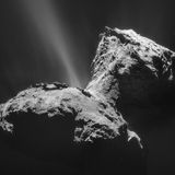 Kometen wurden zum Spezialgebiet der ESA. 2004 startete die Sonde Rosetta zu der wohl gewagtesten Mission der Weltraumorganisation. Nach einem wendungsreichen Weg erreichte sie zehn Jahre später den Kometen Tschurjumow-Gerassimenko. Fortan begleitete sie ihn für zwei Jahre auf seiner Reise um die Sonne. Als Höhepunkt entkoppelte sich der Lander Philea und landete hüpfend auf "Tschuris" zerklüfteter Oberfläche voller Felsbrocken und Gasfontänen. Erstmals hatte die Menschheit auf einem Kometen aufgesetzt. Der poröse dreckige Schneeball erwies sich als unberührte Urmaterie des Sonnensystems, die die Frühgeschichte unserer stellaren Heimat in sich trägt