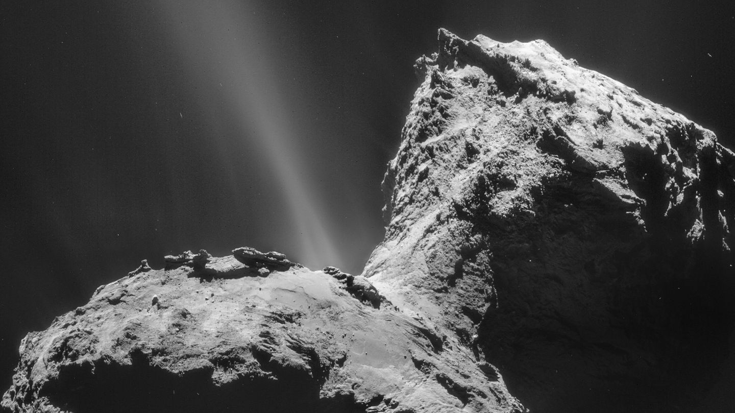 Huckepack auf Tschuri Kometen wurden zum Spezialgebiet der ESA. 2004 startete die Sonde Rosetta zu der wohl gewagtesten Mission der Weltraumorganisation. Nach einem wendungsreichen Weg erreichte sie zehn Jahre später den Kometen Tschurjumow-Gerassimenko. Fortan begleitete sie ihn für zwei Jahre auf seiner Reise um die Sonne. Als Höhepunkt entkoppelte sich der Lander Philea und landete hüpfend auf "Tschuris" zerklüfteter Oberfläche voller Felsbrocken und Gasfontänen. Erstmals hatte die Menschheit auf einem Kometen aufgesetzt. Der poröse dreckige Schneeball erwies sich als unberührte Urmaterie des Sonnensystems, die die Frühgeschichte unserer stellaren Heimat in sich trägt
