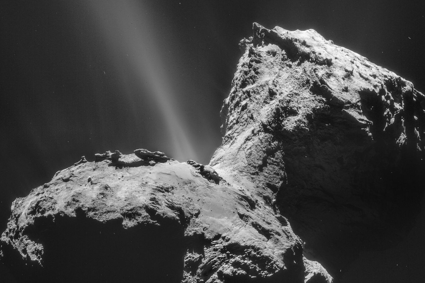 Huckepack auf Tschuri Kometen wurden zum Spezialgebiet der ESA. 2004 startete die Sonde Rosetta zu der wohl gewagtesten Mission der Weltraumorganisation. Nach einem wendungsreichen Weg erreichte sie zehn Jahre später den Kometen Tschurjumow-Gerassimenko. Fortan begleitete sie ihn für zwei Jahre auf seiner Reise um die Sonne. Als Höhepunkt entkoppelte sich der Lander Philea und landete hüpfend auf "Tschuris" zerklüfteter Oberfläche voller Felsbrocken und Gasfontänen. Erstmals hatte die Menschheit auf einem Kometen aufgesetzt. Der poröse dreckige Schneeball erwies sich als unberührte Urmaterie des Sonnensystems, die die Frühgeschichte unserer stellaren Heimat in sich trägt