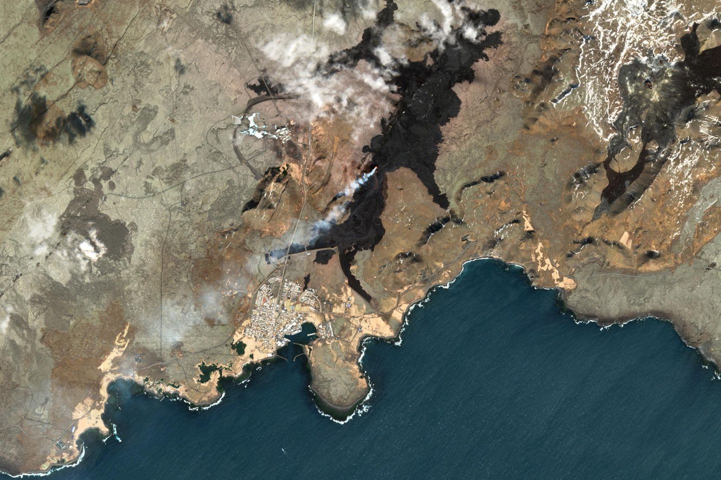 Unsere Augen im Orbit Zu den zentralen Aufgaben der ESA gehört die Beobachtung der Erde. Mit einer immer größer werdenden Flotte an Satelliten hält sie im Rahmen ihres Copernicus-Programms Wolken und Pole, Meere und Landflächen, Vegetation und Städte im Blick. Unter anderem beobachten die zwei Sentinel-2-Satellliten alle fünf Tage jeden Flecken der Erde auf bis zu zehn Meter Auflösung. Die Daten helfen im Umwelt- und Klimaschutz, in der Land- und Forstwirtschaft, im Katastrophenmanagement, bei Stadtplanungen und bei der Verkehrsüberwachung. Besonders wichtig: Die Daten sind für alle Welt offen und kostenfrei im Netz zugänglich. In einer Zeit, in der Trump die Nasa kaputtspart, ist die Augabe der ESA umso wertvoller, der Menschheit den Zustand ihres Planeten vor Augen zu führen.