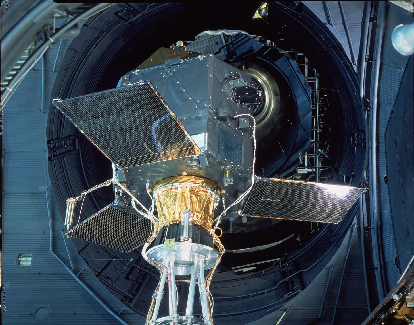 Eine Karte unserer kosmischen Heimat 1989 startete das Weltraumteleskop Hipparcos (Foto) mit einer besonderen Mission: Es sollte die Position und Bewegung möglichst vieler Sterne vermessen und so eine dreidimensionale Karte der Milchstraße erschaffen. Am Ende kartografierte sie 118.000 Sterne, kombiniert mit weiteren Messungen entstand daraus ein Atlas aus 2,5 Millionen Sternen. Diesen Erfolg toppte die ESA ein Vierteljahrhundert mit dem Nachfolger, dem Weltraumteleskop Gaia. Von 2013 bis Anfang diesen Jahres kartografierte es über eine Milliarde Sterne. Aus ihnen lässt sich die spannungsvolle Geschichte unserer kosmischen Heimat ablesen – eine Geschichte voller Kollisionen und Geisterfahrer
