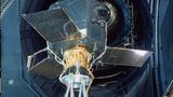 1989 startete das Weltraumteleskop Hipparcos (Foto) mit einer besonderen Mission: Es sollte die Position und Bewegung möglichst vieler Sterne vermessen und so eine dreidimensionale Karte der Milchstraße erschaffen. Am Ende kartografierte sie 118.000 Sterne, kombiniert mit weiteren Messungen entstand daraus ein Atlas aus 2,5 Millionen Sternen.   Diesen Erfolg toppte die ESA ein Vierteljahrhundert mit dem Nachfolger, dem Weltraumteleskop Gaia. Von 2013 bis Anfang diesen Jahres kartografierte es über eine Milliarde Sterne.  Aus ihnen lässt sich die spannungsvolle Geschichte unserer kosmischen Heimat ablesen – eine Geschichte voller Kollisionen und Geisterfahrer