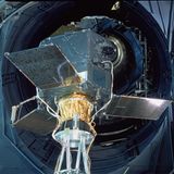 1989 startete das Weltraumteleskop Hipparcos (Foto) mit einer besonderen Mission: Es sollte die Position und Bewegung möglichst vieler Sterne vermessen und so eine dreidimensionale Karte der Milchstraße erschaffen. Am Ende kartografierte sie 118.000 Sterne, kombiniert mit weiteren Messungen entstand daraus ein Atlas aus 2,5 Millionen Sternen.   Diesen Erfolg toppte die ESA ein Vierteljahrhundert mit dem Nachfolger, dem Weltraumteleskop Gaia. Von 2013 bis Anfang diesen Jahres kartografierte es über eine Milliarde Sterne.  Aus ihnen lässt sich die spannungsvolle Geschichte unserer kosmischen Heimat ablesen – eine Geschichte voller Kollisionen und Geisterfahrer