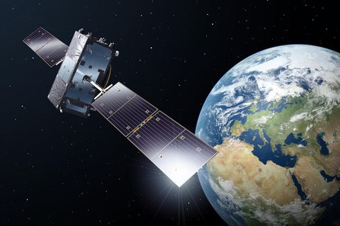 Im Blickpunkt der Öffentlichkeit stehen meist die wissenschaftlichen Missionen der ESA. Dabei prägt ihr Satellitenprogramm unseren Alltag, meist unbemerkt. So etwa das Navigationssystem Galileo: 31 Satelliten auf verschiedenen Orbits ermöglichen eine Ortung auf der Erde – auf bis zu wenige Zentimeter genau. Galileo macht Europa unabhängig vom GPS: Dieses wird vom US-Militär betrieben, das uns diesen so wichtigen Dienst nach Belieben ausschalten kann. Als Kontrast dazu steht Europas Navigationssystem unter ziviler Kontrolle.  Allerdings war der Aufbau von zahlreichen Pannen begleitet, die Kosten stiegen von 2 auf 7 Milliarden Euro. Dennoch hat sich seine Entwicklung gelohnt. Galileo ermöglicht nicht nur innovative Technologien, etwa das autonome Fahren. Sondern es stärkt die Autarkie der europäischen Wirtschaft gegenüber den USA. Da zukünftig immer mehr Infrastruktur in den Weltraum ausgelagert wird, kann Europa nur konkurrenzfähig bleiben, wenn es dank der ESA eigene Infrastruktur im Weltraum besitzt 