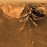 Von 2004 bis 2017 besuchte die NASA-Sonde Cassini den Ringplaneten Saturn. An Bord flog Huygens mit, ein von der ESA gebauter Lander. Dessen Ziel war nicht der Saturn selbst, denn der Gasplanet besitzt keine feste Oberfläche. Stattdessen flog Huygens 2005 den Saturnmond Titan an: Der Lander drang in die neblige, windreiche Atomsphäre und bremste mit mehreren Fallschirmen ab, bis er sanft auf nassem Sand aufsetzte – die bislang einzige Landung auf einem Himmelskörper im äußeren Sonnensystems und damit auch die am weitesten entfernte Landung eines von Menschen gebauten Objektes.   Über 600 Fotos sendete Huygens während seines Abstiegs und nach seiner Landung (Foto: Landschaft auf dem Titan), zudem vermaß er die dichte Stickstoffatmosphäre. So offenbarte sich, dass es auf dem Saturnmond wohl regnet, dass Flüsse fließen und sich Seen gebildet haben – allerdings nicht aus Wasser, sondern flüssigem Methan